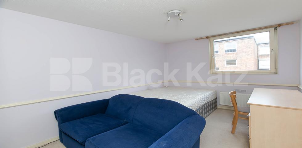 3/4 double bedroom flat located within mins to regents park and marylebone tube Henderson Drive, St Johns Wood